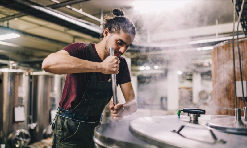 Mattias van Nevel aan het brouwen